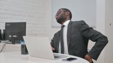 İşadamı Masada Sırt Ağrısı Çekiyor