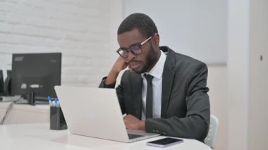 İşadamı Dizüstü bilgisayarda çalışırken Dinleniyor