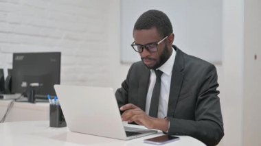 Endişeli İşadamı İş yerinde Endişeli Görünüyor