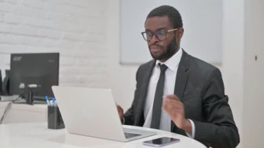 İşadamı Laptop ve Telefonla Ofis Masasından Ayrıldı