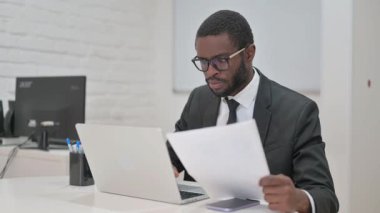 Odaklanmış İşadamı Masasında Belgeleri İnceleyecek