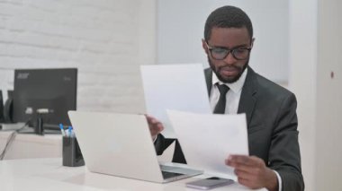 Neşeli İşadamı Belgeleri İncelerken İyi Haberlere Tepki Verdi