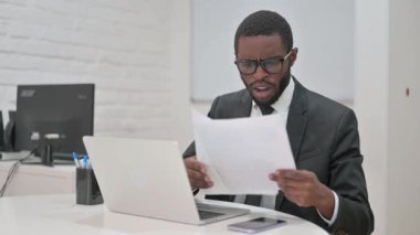 Belgeleri okurken İşadamı Şok Etti ya da Hayal kırıklığına uğrattı