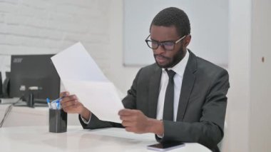 Ofis masasında Düşünceli İşadamı Belgeleri İnceleme