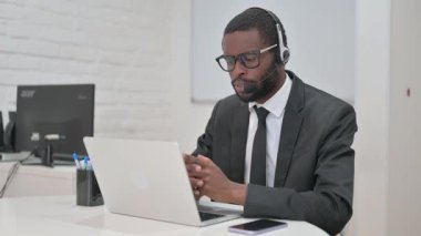 İşadamı laptopta Kulaklıkla Etkin Konuşuyor