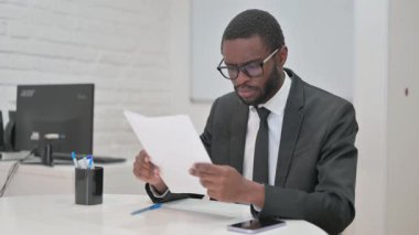 Belgeleri okurken İşadamı Şok Etti ya da İnanmadı