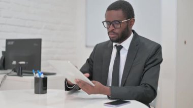 Dijital tablet kullanan genç bir işadamı