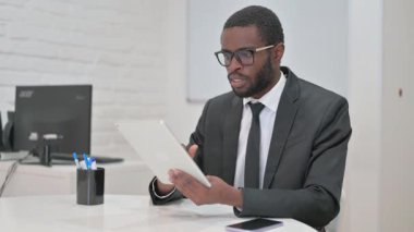 Heyecanlı İş Adamı Tabletle Kutluyor