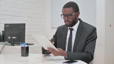 İş adamı bir tabletle hayal kırıklığı yaşıyor.