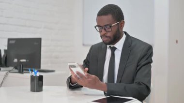 İş Adamı Masasında Akıllı Telefon Kullanıyor