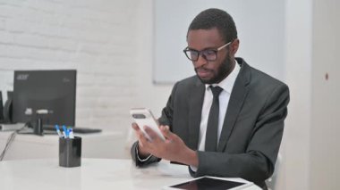 İş adamı telefonuna inançsızlıkla tepki veriyor