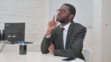 Masadaki düşünceli Afrikalı Amerikalı İş Adamı