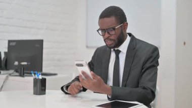 İş Adamı Video İçin Konuşuyor Akıllı Telefonla Aradı