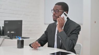 Konuşan İşadamı Bir telefon görüşmesi yaptı