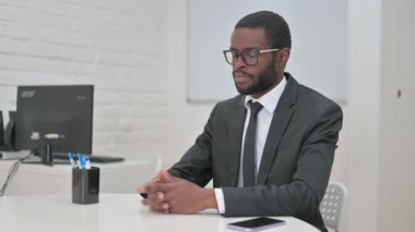 İş Adamı İşten Sonra Büro Masasından Çıkıyor