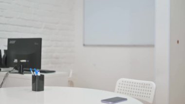 İş Adamı Çalışma Masasına Geliyor