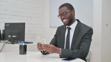 Mutlu Afrikalı Amerikalı Para Sayıyor