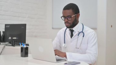 Kameraya Bakarken Doktor Hayır ve Uyarı