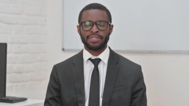 Gülümseyen Afrikalı Gözlüklü Genç İş Adamı, Portre