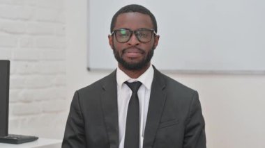 Kendinden emin genç Afrikalı İşadamı Başparmağını kaldırıyor