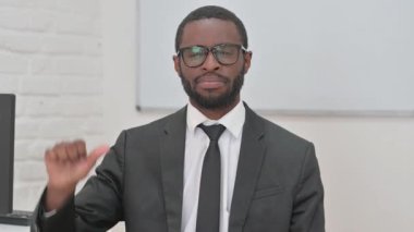 Genç Afrikalı İşadamı Başparmağını Aşağı Gösteriyor