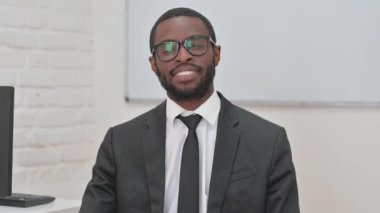 Genç Afrikalı İşadamı Barış İşareti Gösteriyor