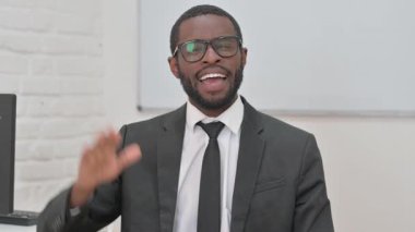 Genç Afrikalı İş Adamı Hoş Geldiniz diye El sallıyor