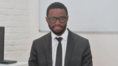 Onaylanmış Hareketli Genç Afrikalı İş Adamı