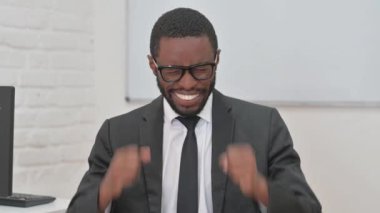 Coşkulu Afrikalı Genç İş Adamı Başarı Kutlaması