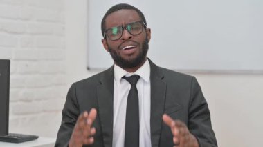 Şaşkın Afrikalı Genç İşadamı Kargaşa İfade Ediyor