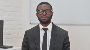 Gülümseyen Afrikalı Genç İşadamı Göstericiyi Gösteriyor