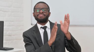 Genç Afrikalı İşadamı Takıma Tutkuyla Alkışlıyor