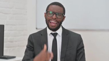 Kızgın Genç Afrikalı İş Adamı İşaret ve Bağırıyor