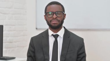 Genç Afrikalı İş Adamı Aranıyor Mesafeye Bakıyor