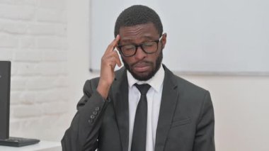 Genç Afrikalı İşadamı baş ağrısından muzdarip