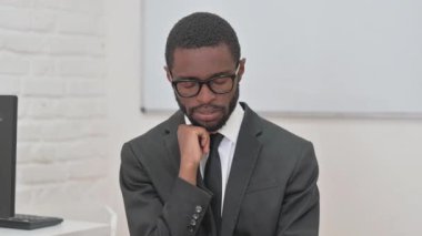 Genç Afrikalı İş Adamı Kapalı Gözlerle Dinleniyor