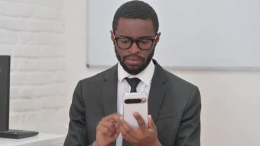 Akıllı Telefon Kullanarak Odaklanan Genç Afrikalı İş Adamı