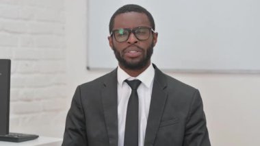 Genç Afrikalı İş Adamı Video Sohbeti sırasında El Hareketleriyle Açıklıyor