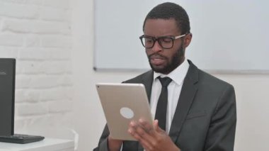 Genç Afrikalı İşadamı Tablet üzerinde çalışıyor