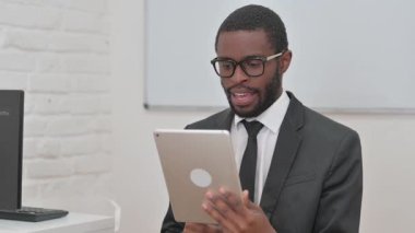 Tablet 'te Video Sohbeti Yapan Meşgul İşadamı