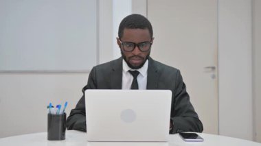 Laptop üzerinde çalışan Afrikalı Amerikalı İşadamı