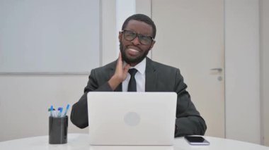 İşadamı Ofiste Yaralı Boyun Masajı