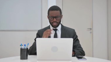 İş adamı iş yerinde baş ağrısı ya da stres yaşıyor