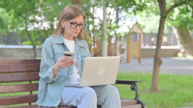 Akıllı Telefon ve Laptop kullanan genç bir kadın.