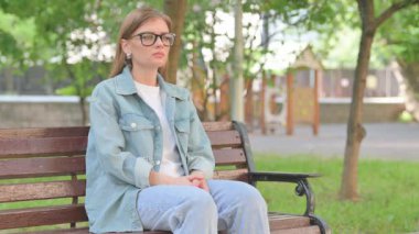 Park Bench 'inde Boynuna Masaj Yapan Genç Kadın