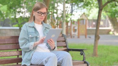 Bir Tablet Kullanırken İnancını İfade Eden Genç Kadın