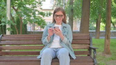 Bench 'te otururken Telefonu Kullanan Kadın