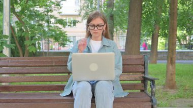 Baş Ağrısı Olan Kadın Park 'ta Dizüstü bilgisayar Kullanıyor