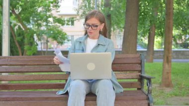 Laptop ve Dokümanlarla Çalışırken Kadın Tezahürat Yapıyor