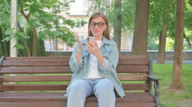 Park Bench 'te Kadın Video Görüşmesi ya da Konferans